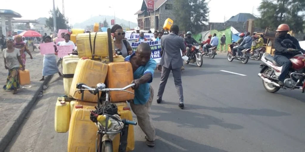 You are currently viewing Nord Kivu: Les revendeurs d&rsquo;eau sur vélo touchés par la crise économique à Goma