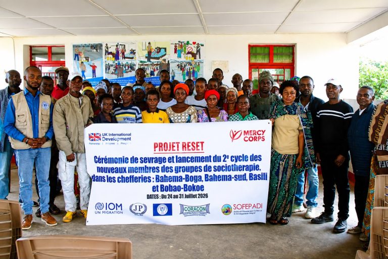 Formation des membres du groupe de sociothérapie pour lutter contre le problème de santé mentale dans la chefferie des Bahema Boga en territoire d'Irumu. Organisée par l'Organisation Action pour la Paix et la Concorde du 24 au 31 Juillet 2026, dans le cadre du projet Reset. Photo prise par APC, juillet 2026.