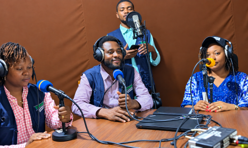 Des journalistes en pleine animation d'une émission au studio. Photo: CORACON