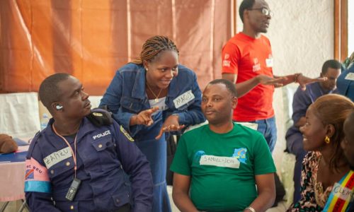 Les participants à la formation sur la négociation basée sur les intérêts, organisée par Mercy Corps à Beni, font un exercice. Par CORACON, novembre 2025.