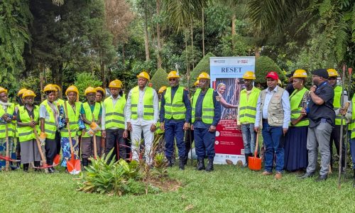 Photo de famille prise à l’ occasion du lancement officiel des travaux HIMO en commune de Bungulu dans la ville de Beni, 05 Novembre 2025, photo prise par CORACON.