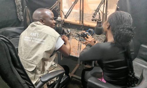 Destin KADEMBI, journaliste à la Radio Télé Rwanzururu en pleine animation de l'émission Nguzo ya mabadiliko à Beni. Photo: CORACON