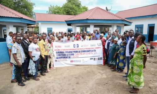 Photo d’ensemble des participants au dialogue inclusif pour la stabilisation à Kasenyi dans le secteur des Bahema Sud en territoire d'Irumu du 06 au 07 Mai 2025 qui avait réuni les leaders communautaires, structures des femmes, la jeunesse et la société civile, organisé par APC.