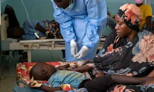 Un enfant souffrant du Cholera est entrain d'être soigné. Photo: MSF Luxembourg