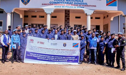 Photo prise après l'atelier de renforcement des capacités des Policiers tenu du 10 au 26 juin 2025 à l’École de la Police de Bunia, dans la province de l’Ituri, sur la sécurité humaine et la proximité avec les communautés, initié par l'OIM et MERCY CORPS dans le cadre du projet RESET.