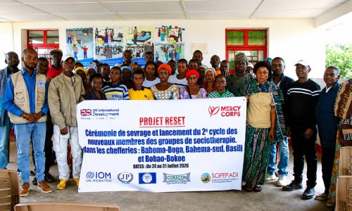 Formation des membres du groupe de sociothérapie pour lutter contre le problème de santé mentale dans la chefferie des Bahema Boga en territoire d'Irumu. Organisée par l'Organisation Action pour la Paix et la Concorde du 24 au 31 Juillet 2026, dans le cadre du projet Reset. Photo prise par APC, juillet 2026.