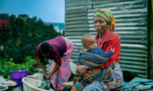 Une femme portant un enfant. Photo: UNFPA