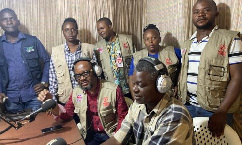 L'équipe RESETE au studio de diffusion de la radio Evangile Réconciliation de Nyakunde/Irumu. Photo: CORACON