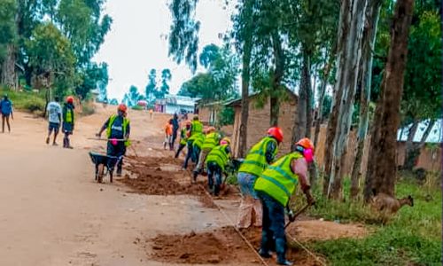 Des bénéficiaires du programme RESET dans le Travaux HIMO à Gety, en chefferie des Walendu Bindi dans le territoire d'Irumu. Photo: CORACON